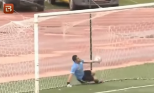 SPEKTAKULARNO: Golman napucao protivničkog igrača i ‘onesvetio ga’, a lopta je završila u golu (VIDEO)