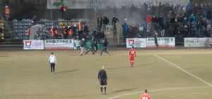 KRVAVO I HAOTIČNO: Fudbalski svet šokiran scenama nasilja iz poljske četvrte lige (VIDEO)