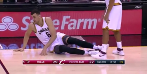 MALER NA DEBIJU: Bogut slomio nogu posle 50 sekundi na parketu (VIDEO)