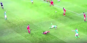 PUKLA NOGA NA DVA MESTA: Režiser nije želeo da ponovi snimak, a igrači Velsa se smejali?! (FOTO) (VIDEO)