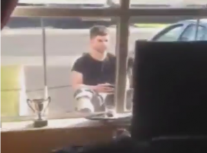 HIT: Mama mu rekla da izađe napolje da igra fudbal lepo je vreme, evo kako je on poslušao (VIDEO)