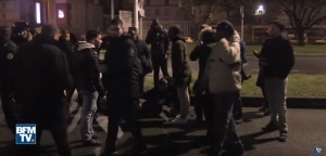PAKAO U PARIZU: Fudbaler PSŽ umalo izazvao tragediju, pregazio navijača nakon pretnji (VIDEO)