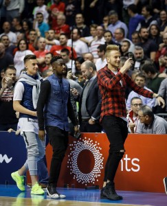 DA IM SE PODIGNE MORAL PRED DERBI: Fudbaleri dobili gromoglasan aplauz u Pioniru (FOTO)