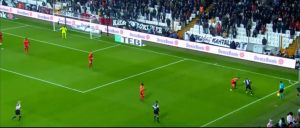 FUDBALSKA MAGIJA: Protivniku se i dalje vrti u glavi od ovog driblinga Kamerunca! (VIDEO)