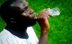 KAKVA GLUPOST: Najbolji igrač Bešiktaša dao gol, pa glavom udario rivala (VIDEO)