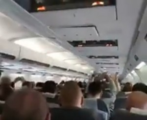 OKUPACIJA MILANA: Nezapamćena atmosfera Delija u avionu, pesma ponela čak i jednu gospođu (VIDEO)