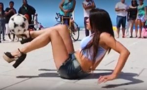 PRAZNIK ZA OČI: Manekenka koja neverovatno žonglira u štiklama, a i izgleda (VIDEO)