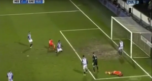 NE ZNA GDE BIJE: Golman umesto lopte boksovao glavu protivnika, pa primio gol za izjednačenje u finišu! (VIDEO)