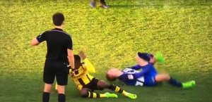 OVAKO LOŠU GLUMU JOŠ NISTE VIDELI: Nemački fudbaler pao kao pogođen snajperom i postao predmet podsmeha! (VIDEO)