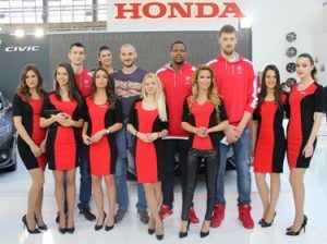 BRŽE U ‘TOP 8’: Ni košarkaši Zvezde nisu propustili Sajam automobila (FOTO)