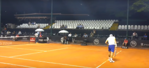 KAO REKREATIVAC: Pogledajte nesvakidašnji servis urugvajskog tenisera na meč lopti, koji je postao internet hit! (VIDEO)