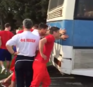VAMA JE OVO MOŽDA SMEŠNO ALI NJIMA…: Pogledajte muke fudbalera srpskog prvoligaša na putu na gostovanje! (VIDEO) (FOTO)