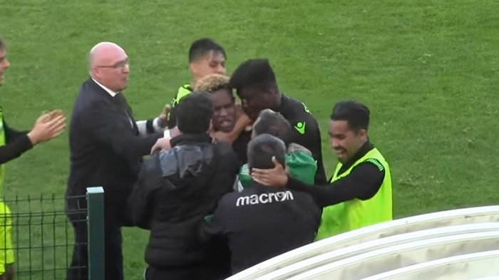 TIP JE LUD: Dao gol iz slobodnjaka vredan „Puškaša“, otrčao do klupe i gađao trenera dresom (VIDEO)