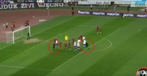 BIZARNA SLIKA IZ SPLITA: Huligan neometano jurio sudiju po terenu, niko nije reagovao (VIDEO)