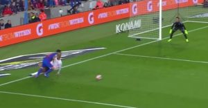 NEVIĐENO DO SADA: Suarez neverovatnom fintom povredio protivnika, stvarno povredio! (VIDEO)