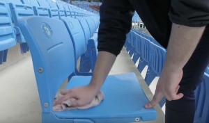 RECEPT ZA HULIGANE: Očistio 10.000 stolica zato što je skakao po jednoj (VIDEO)