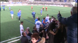 INTERAKCIJA SA PUBLIKOM: Tuča fudbalera i navijača usred meča, policija smirivala situaciju! (VIDEO)