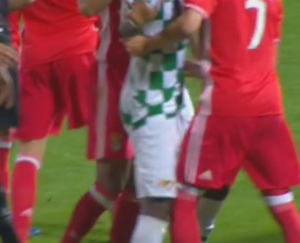 NA KVARNO: Grk iz redova Benfike nabo pesnicom u stomak protivnika (VIDEO)