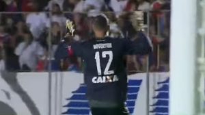 KAD U NJEMU ‘ĐAVO POVILENI’: Golman provocirao protivničke navijače i izazvao opštu tuču (VIDEO)