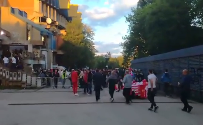 DERBI JE TO: Pogledajte atmosferu oko ‘Pionira’ pred novi okršaj ‘večitih’, tu je već solidan broj Grobara (VIDEO)