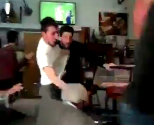 PREGAZILI DEDU I POBEGLI IZ KAFIĆA: Reakcija navijača Milana na gol u nadoknadi protiv Intera – neprocenjivo! (VIDEO)