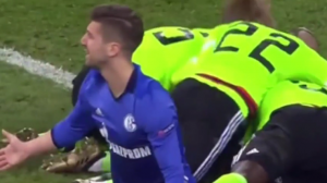 TRAGIČAR U PRODUŽETKU: Nespretna reakcija Nastasića izbacila Šalke iz Evrope! (VIDEO)