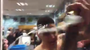 ON TO RADI NAJBOLJE: Slavlje Aleksandra Mitrovića se prepričava na ‘ostrvu’ (VIDEO)