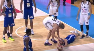 KOMIČNA STRANA ABA LIGE: Džikić je slao igrače kući, a Simonović pogađao dok mu je igrač oko nogu (VIDEO)