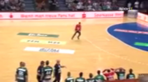 KOMEDIJA DO SUZA: Bosanski golman primio urnebesan autogol kom se ceo region smeje! (VIDEO)