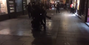 HULIGANIZMU NEMA KRAJA: Pristalice Lestera napravile haos u centru Madrida! (VIDEO)