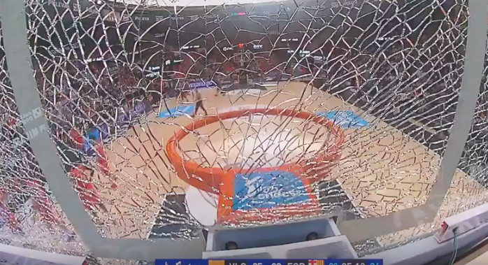 PUČE STAKLO KAO OD ŠALE: Centar Barselone slomio tablu! (VIDEO)