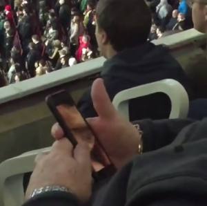 DO SADA NEVIĐENO: Gledao film za odrasle za vreme derbija Premijer lige! (VIDEO)