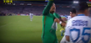 ‘ĆELAVKO’ OD 44 GODINE BACIO STADION U TRANS: Tako je to kada golman u 94. minutu reši čuveni derbi (VIDEO)