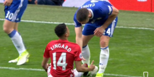 NAVIJAČI RAZLIČITO KOMENTARIŠU: Zašto je Geri Kejhil uradio ovo pre gola Mančestera? (VIDEO)