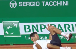 TAJAC NA STADIONU: Svi su skočili usled Novakovog vratolomnog pada (VIDEO)