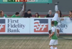 OVO SE NE VIĐA NI NA IGRICI: Centaršut SALTOM iz auta i savršen gol ‘makazicama’! (VIDEO)