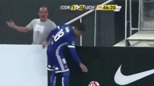 U BRAZILU JE FUDBAL OTIŠAO DOĐAVOLA: Posle sudije sada simulirao i sakupljač lopti (VIDEO)