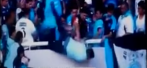 HOROR SCENE U ARGENTINI: Navijač bačen u smrt sa gornje tribine nakon što je prepoznao bratovljevog ubicu! (VIDEO)
