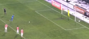 REĐAJU SE GOLOVI KAO NA TRACI: Mladost sa bele tačke smanjila vođstvo Zvezde (VIDEO)