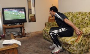 NESVAKIDAŠNJI INCITENT U HRVATSKOJ: Televizorom na automobil legende splitskog Hajduka! (VIDEO)