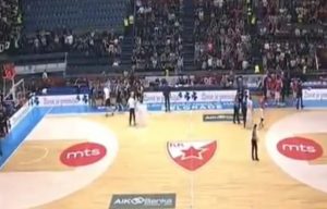 KUVA NA TRIBINAMA: Delije pale baklje, petarde ka klupi Partizana (VIDEO)