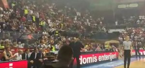 UVREDLJIVA PESMA GROBARA: Džikić zamolio navijače da ne vređaju predsednika Zvezde i dobio aplauz od Delija (VIDEO)