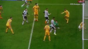 PA OVO JE NEČUVENO: Vezista Prestona glumio Suareza i golmana, pa dobio crveni (VIDEO)