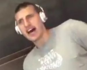 URNEBESNO: Nikola Jokić u ulozi Olivera Dragojevića (VIDEO)