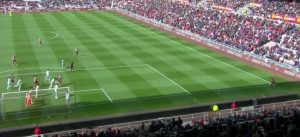 KAO PIKSI: Bilić nije mogao da veruje – gledao kako mu golman prima gol direktno iz kornera (VIDEO)