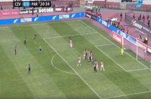 MAJSTORIJA BRAZILCA: Kada Leonardo ovako izvede slobodnjak, golman se uzalud baca (VIDEO)