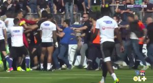 NEMIRI OPET DRMAJU EVROPU: Huligani upali na teren i tukli, igrači Liona jedva pobegli (VIDEO)