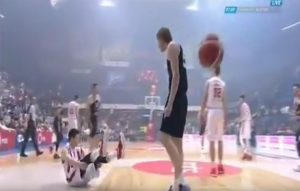 POSTAJE VRELO: Luković zakucao preko Mitrovića, psovao i dobio tehničku (VIDEO)