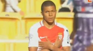 ŠTA RADI OVAJ DEČAK: Nova majstorija Kilijana Mbapea, magija! (VIDEO)