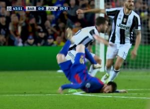 MOGLO JE MNOGO GORE: Težak pad Mesija, Argentinac krvavog lica (VIDEO)